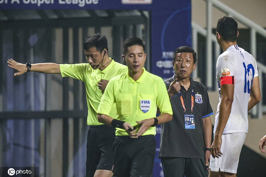  曼城B席争议红牌上诉，瓜帅炮轰裁判尺度不公  